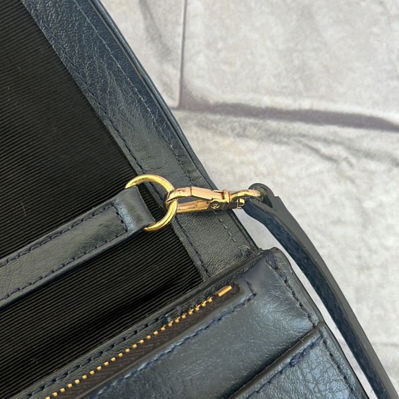 BCBGMAXAZRIA envelope shoulder navy purse cow leather, removable straps. - Picture 7 of 11